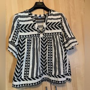 Short sleeve V-neck textured top. XL. Worn once.